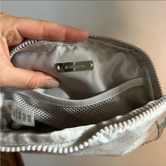 NWT Lululemon everywhere belt bag 1L - Picture 11 of 12